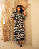 Vestido longo estampado plus size em viscose que modela a cintura