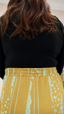 Saia Midi Plus Size em Cetim Dourado com Fenda Frontal e Estampa Exclusiva