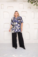 Camisa Plus Size Estampada Folhagem Azul e Preta – Moderna e Confortável
