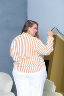 Camisa Listrada Caramelo e Branca Elegância e Conforto para Mulheres Plus Size e Midsize