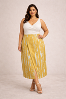 Saia Midi Plus Size em Cetim Dourado com Fenda Frontal e Estampa Exclusiva