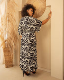 Vestido longo estampado plus size em viscose que modela a cintura