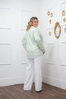 Camisa Listrada Verde e Branca Elegância e Conforto para Todos os Momentos