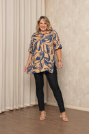Camisa plus size estampada bege e azul