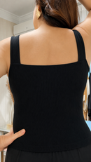Top Canelado Preto Plus Size com Alça Larga e Decote Quadrado