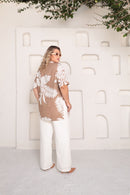 Camisa Plus Size Bege com Estampa Tropical Branca – Elegância e Leveza para o Dia a Dia