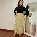 Saia Midi Plus Size em Cetim Dourado com Fenda Frontal e Estampa Exclusiva