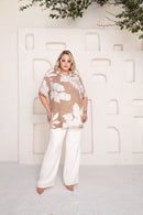 Camisa Plus Size Bege com Estampa Tropical Branca – Elegância e Leveza para o Dia a Dia