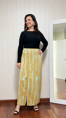 Saia Midi Plus Size em Cetim Dourado com Fenda Frontal e Estampa Exclusiva