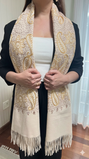 Pashmina Feminina Bege Estampa Paisley com Franjas Elegante e Sofisticada