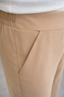 Calça alfaiataria feminina plus size lisa na cor bege