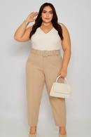 Calça Bege Plus Size de Alfaiataria com Cintura Alta e Cinto Largo – Elegância e Conforto para Todos os Momentos