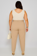 Calça Bege Plus Size de Alfaiataria com Cintura Alta e Cinto Largo – Elegância e Conforto para Todos os Momentos