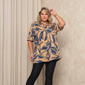Camisa plus size estampada bege e azul