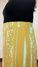 Saia Midi Plus Size em Cetim Dourado com Fenda Frontal e Estampa Exclusiva