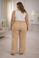 Calça alfaiataria feminina plus size lisa na cor bege