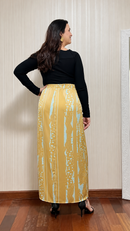 Saia Midi Plus Size em Cetim Dourado com Fenda Frontal e Estampa Exclusiva