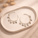 Brinco Argola com Corações Pingentes em Prata – Delicado e Romântico