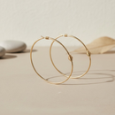 Argola Dourada Fina com Detalhe Torcido – Elegância Minimalista