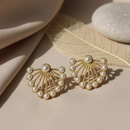 Brinco Leque Dourado com Pérolas – Sofisticação Atemporal