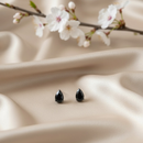 Brinco Gota Black – Sofisticação Minimalista em Preto