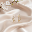 Argola Dourada com Zircônias – Design Moderno e Brilho Sofisticado