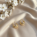 Brinco Dourado Vazado em Design Geométrico – Sofisticação com Leveza