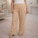 Calça alfaiataria feminina plus size lisa na cor bege