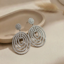 Brinco Maxi Prateado com Zircônias – Elegância e Sofisticação