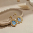 Brinco Gota Dourado com Pedra Azul Cristal – Sofisticação e Elegância