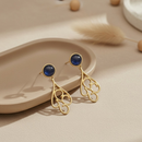 Brinco Dourado com Pedra Azul Escuro – Charme e Sofisticação