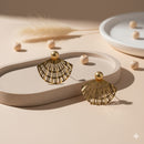 Brinco Leque Dourado Vazado – Sofisticação e Leveza