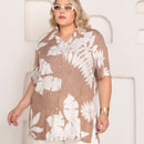 Camisa Plus Size Bege com Estampa Tropical Branca – Elegância e Leveza para o Dia a Dia