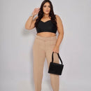 Calça Bege Plus Size de Alfaiataria com Cintura Alta e Cinto Largo – Elegância e Conforto para Todos os Momentos