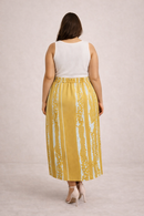 Saia Midi Plus Size em Cetim Dourado com Fenda Frontal e Estampa Exclusiva