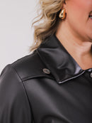 Camisa manga longa plus size preta em couro Sintético