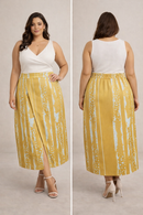 Saia Midi Plus Size em Cetim Dourado com Fenda Frontal e Estampa Exclusiva