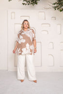 Camisa Plus Size Bege com Estampa Tropical Branca – Elegância e Leveza para o Dia a Dia