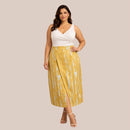 Saia Midi Plus Size em Cetim Dourado com Fenda Frontal e Estampa Exclusiva