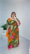 Vestido estampado em viscose plus size com manga soltinha e devote V