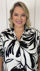 Camisa plus size manga curta preta e off-white chic